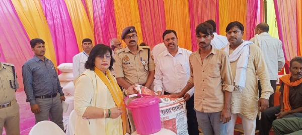 फोटो - बाढ़ किट वितरण करती हुई राज्य मंत्री प्रतिभा शुक्ला