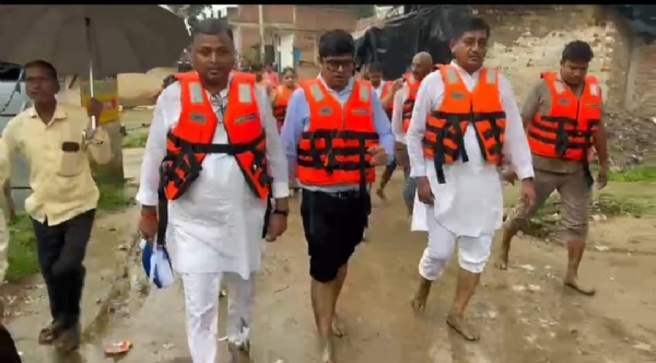 कीचड़ भरे रास्ते मे नंगे पांव चलकर बाढ़ पीड़ितों तक पहुंचे प्रभारी मंत्री
