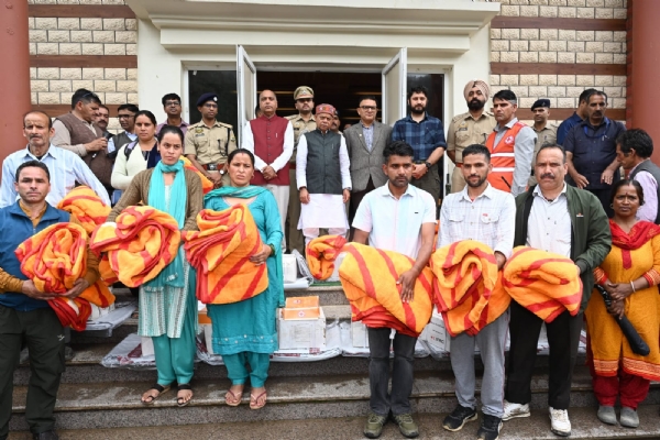 आपदा प्रभावितों को राहत सामग्री वितरित करने के बाद राज्यपाल।