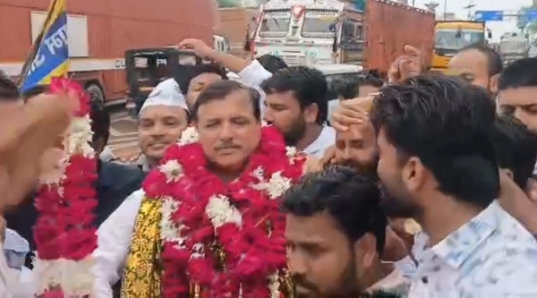 कार्यकर्ताओं के बीच सांसद संजय सिंह
