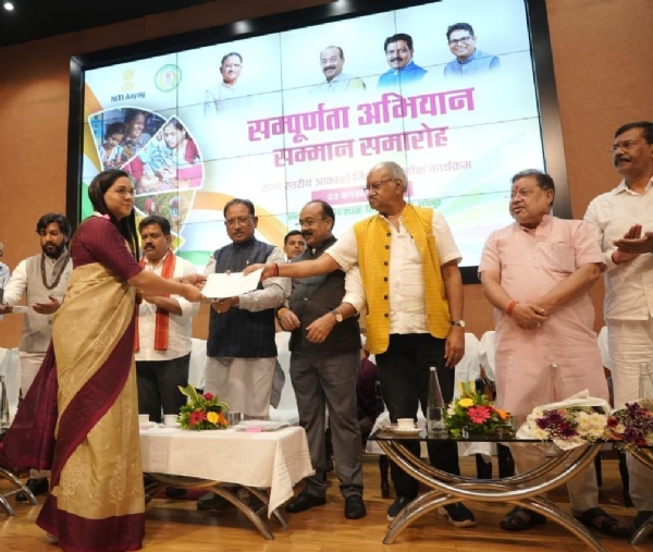 संपूर्णता अभियान में आकांक्षी शंकरगढ़ विकासखंड अव्वल, राज्य स्तरीय समारोह में मिला स्वर्ण पदक