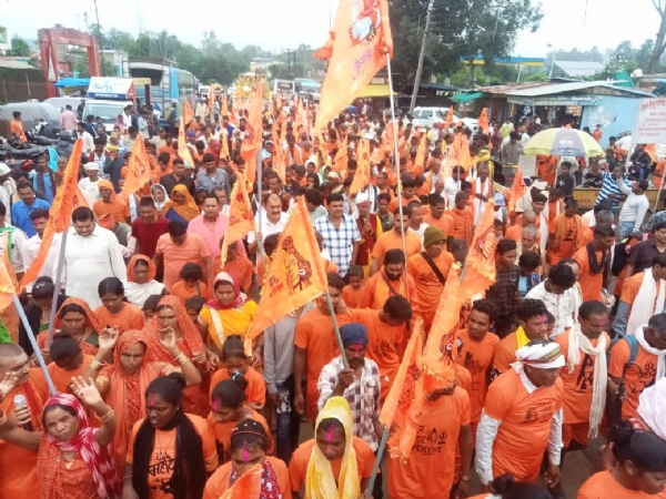 जनसमुदाय के बीच विधायक