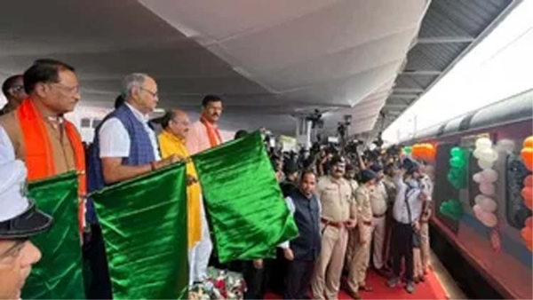 मुख्यमंत्री साय रायपुर-जबलपुर इंटरसिटी एक्सप्रेस ट्रेन काे हरी झंडी दिखाते हुए