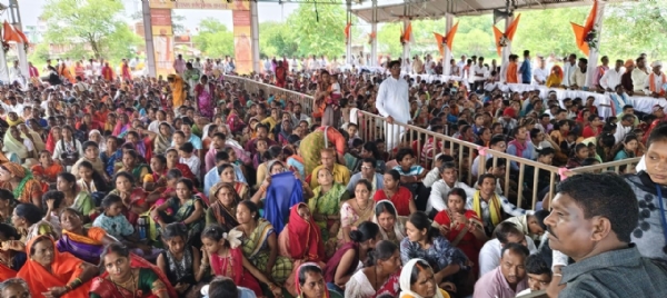 एक दिवसीय प्रवचन में भक्तों की दर्शन करने उपस्थित भीड़।