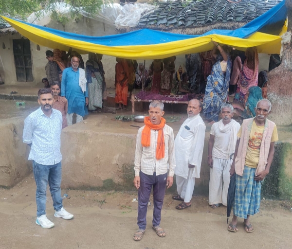मृतक बालिका का शोकाकुल परिजन