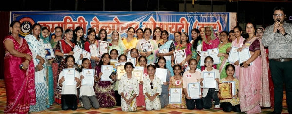 सावन महोत्सव में नारी सृजन की बिखरी छटा, महिलाओं ने दिखाई रचनात्मक प्रतिभा