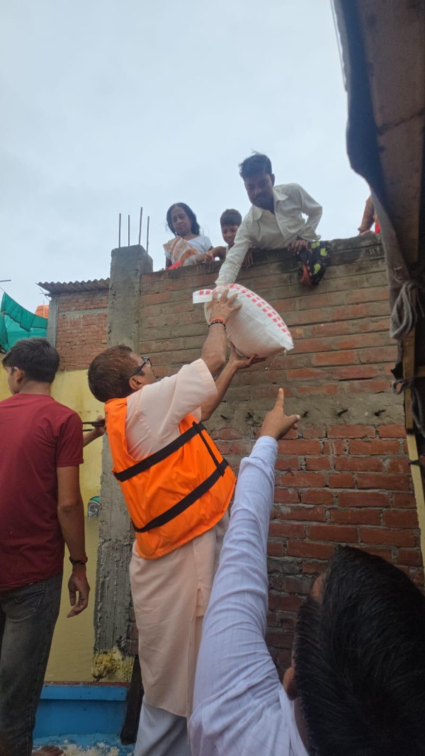 वाराणसी: बाढ़ पीड़ितों को राहत सामग्री देते विधायक
