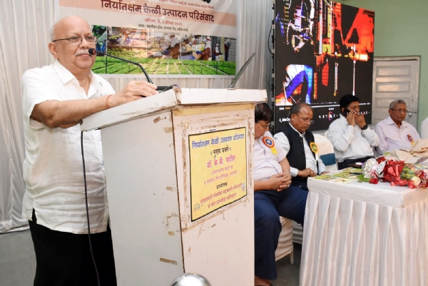 किसानो को संबोधित करते हुए डॉ पाटिल।