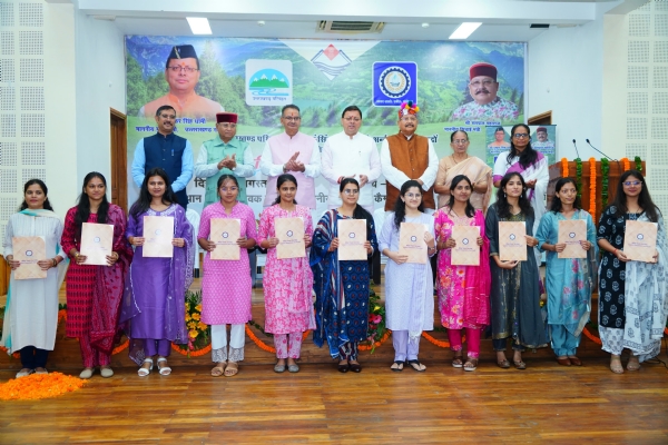 मुख्यमंत्री पुष्कर सिंह धामी के साथ नियुक्ति पत्र वितरण कार्यक्रम में  अभ्यार्थी।।