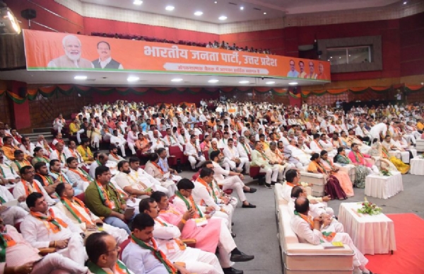 बैठक में उपस्थित भाजपा के पदाधिकारी