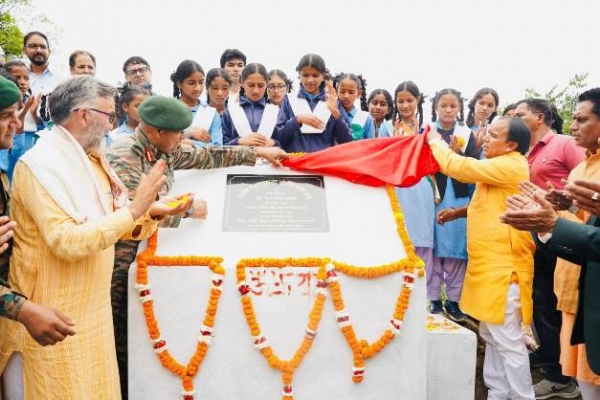 पार्क का शिलान्यास करते शिक्षा मंत्री धन सिंह रावत व अन्य अतिथि।
