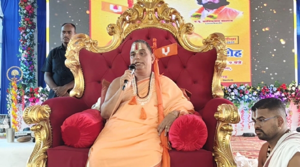 भखारा में रामानंदाचार्य नरेंद्राचार्य दक्षिण पीठ नानीजधाम महाराष्ट्र प्रवचन देते हुए।