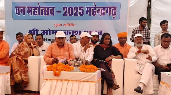वन महोत्सव में मौजूद पूर्व मंत्री एवं नारनौल के विधायक ओमप्रकाश यादव तथा महेंद्रगढ़ के विधायक कंवर सिंह यादव।