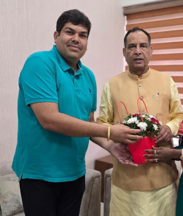 प्रदेश भाजपा अध्यक्ष मोहनलाल बडोली का अभिनंदन करते एडवोकेट विक्रम सिंह छिल्लर