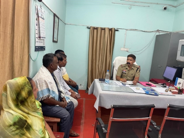 भखारा थाना में कबाड़ी दुकान संचालकों की बैठक लेती हुई पुलिस।