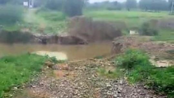 पानी के बहाव में बही सड़क
