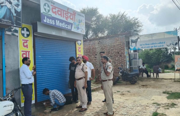 नशीली दवा मिलने पर मेडिकल स्टोर को सील करती पुलिस टीम।