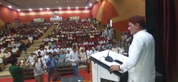 सीडीएलयू में आयोजित जिला स्तरीय वन महोत्सव कार्यक्रम को संबोधित करते सुभाष बराला।