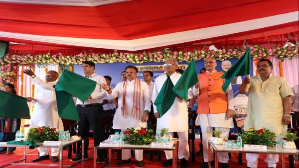 उप मुख्यमंत्री शुक्ल ने रीवा-पुणे एक्सप्रेस को दिखाई हरी झण्डी