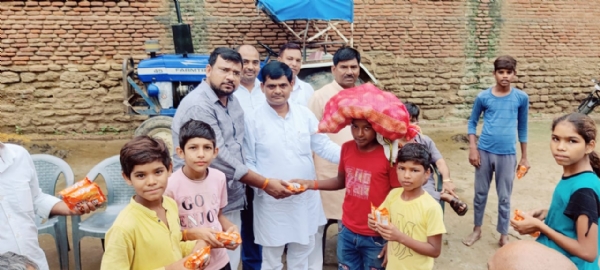 बाढ़ पीड़ितों को खाद्य सामग्री पर चढ़कर करते सपा दिल अध्यक्ष सर्वेश बाबू गौतम