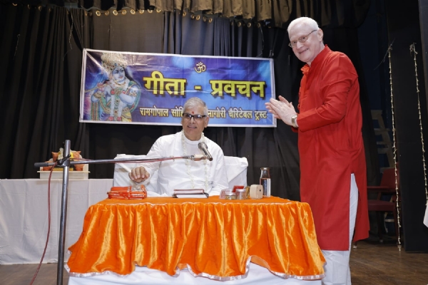 स्व. बद्रीविशाल नागौरी स्मृति व्याख्यान माला के अंतर्गत गीता पर प्रवचन दे रहे पंडित हरीश तिवारी