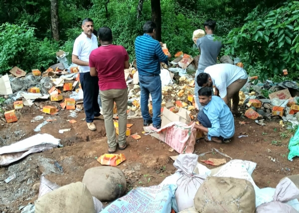 छापामारी कर खोया व केक नष्ट करती टीम