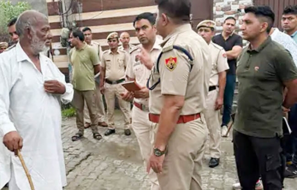 सोनीपत:  सहायक पुलिस आयुक्त राहुल देव पुलिस दल बल के साथ तलाशी अभियान चलाते हुए