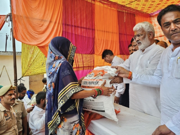 जलशक्ति मंत्री स्वतंत्रदेव सिंह जालौन में बाढ़ पीड़ितों को राहत सामग्री वितरित करते हुए