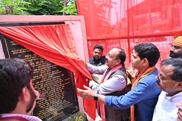 उप मुख्यमंत्री अरुण साव ने आज रविवार को जिला मुख्यालय बलौदाबाजार स्थित गार्डन चौक में निर्मित अटल परिसर का लोकार्पण किया।