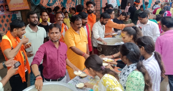 दिल्ली रोड पर कांवड़ियों के स्वागत में लगे भंडारे।