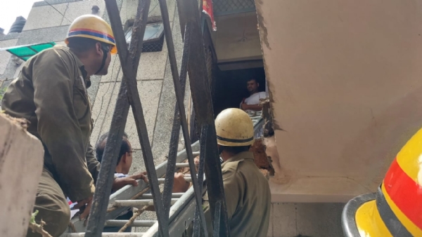 राहत कार्य को अंजाम देती फायर ब्रिगेड