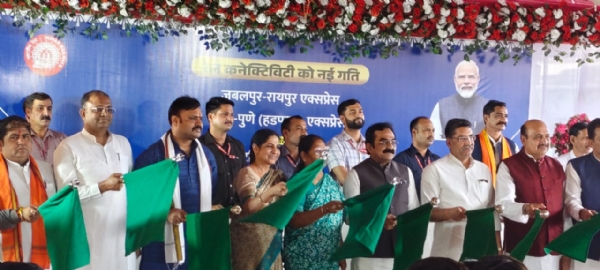 जबलपुर - रायपुर और रीवा से पुणे ट्रेन को पीडब्ल्यूडी मंत्री ने दिखाई हरी झंडी