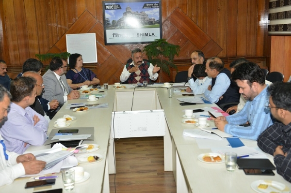 शिक्षा मंत्री अधिकारियों की बैठक लेते हुए