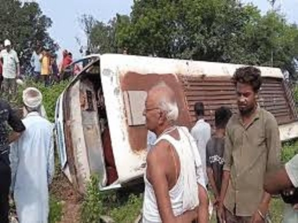 रीवा  में   यात्री बस पलटी