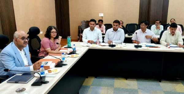 कानपुर में स्वच्छ भारत मिशन ग्रामीण फेज-2 समिति की बैठक को संबोधित करते जिलाधिकारी जितेंद्र प्रताप सिंह का छायाचित्र
