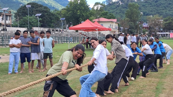 रस्साकशी प्रतियोगिता में जोर आजमाती युवतियां।