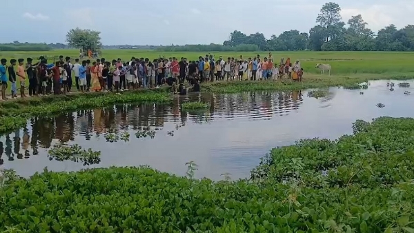 असमः मोरीगांव जिलांतर्गत थानासरुवा गांव में तालाब में डूबे व्यक्ति को बाहर निकालने के लिए एकत्र जनसमूब