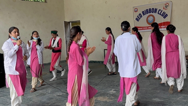 एचआईवी/एड्स जागरूकता कार्यक्रम के दौरान रैड रिबन क्लब की सदस्य।