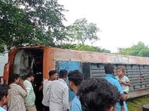 मंडला में यात्री बस पलटी