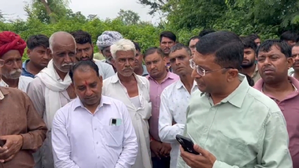 चित्तौड़गढ़ जिले के पारसोली इलाके में हुवे हादसे के मामले में मौके पर पहुंचे बेगूं विधायक।