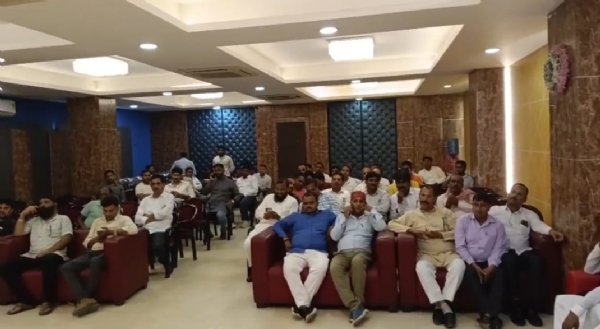 बनवारी लाल कंछल की सुनते हुए व्यापारी