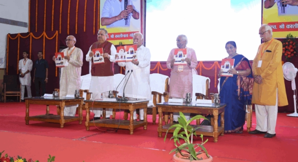 स्व.काशीनाथ गोरे के जीवन कृतित्व पर केंद्रित स्मारिका का विमोचन करते सरसंघचालक डॉ मोहन भागवत