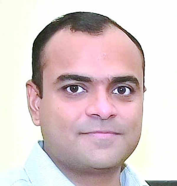 डीएम मनीष दीक्षित