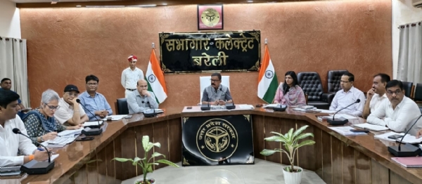 कलेक्ट्रेट सभागार में सीएम डैशबोर्ड प्रगति की समीक्षा बैठक करते जिलाधिकारी अविनाश सिंह।