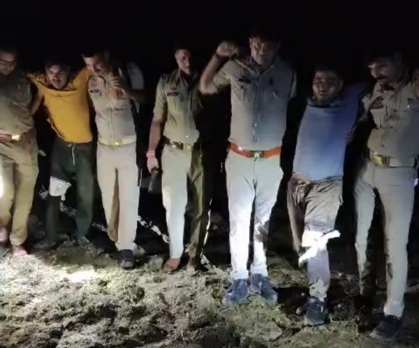 मुठभेड़ में घायल हुए शातिर बदमाश सोहेल और तसलीम को पकड़कर ले जाती पुलिस टीम।