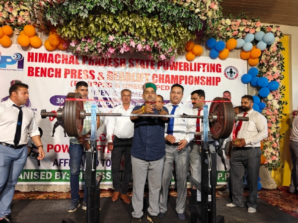 पॉवरलिफ्टिंग प्रतियोगिता का शुभारंभ करते हुए उपमुख्य सचेतक।