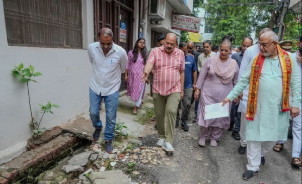 निरीक्षण करते लखनऊ के प्रभारी मंत्री सुरेश खन्ना