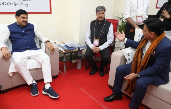 मुख्यमंत्री डॉ. मोहन यादव से ग्वालियर में रीजनल टूरिज्म कॉन्क्लेव के दौरान अनेक निवेशकों ने वन टू वन चर्चा की