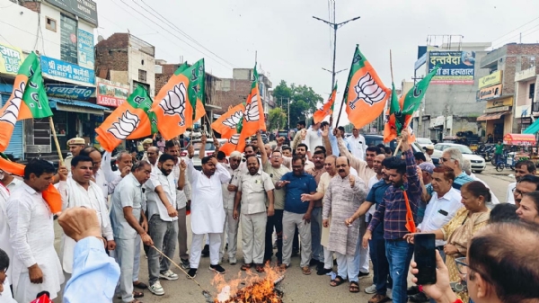 फतेहाबाद। कांग्रेस का पुतला फूंकते भाजपा कार्यकर्ता।