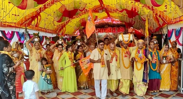 श्रीमद्भागत कथा कथा कहते हुए कथा व्यास आचार्य पंडित अभिषेक कृष्णम् हरिकिंकर महाराज का छाया चित्र